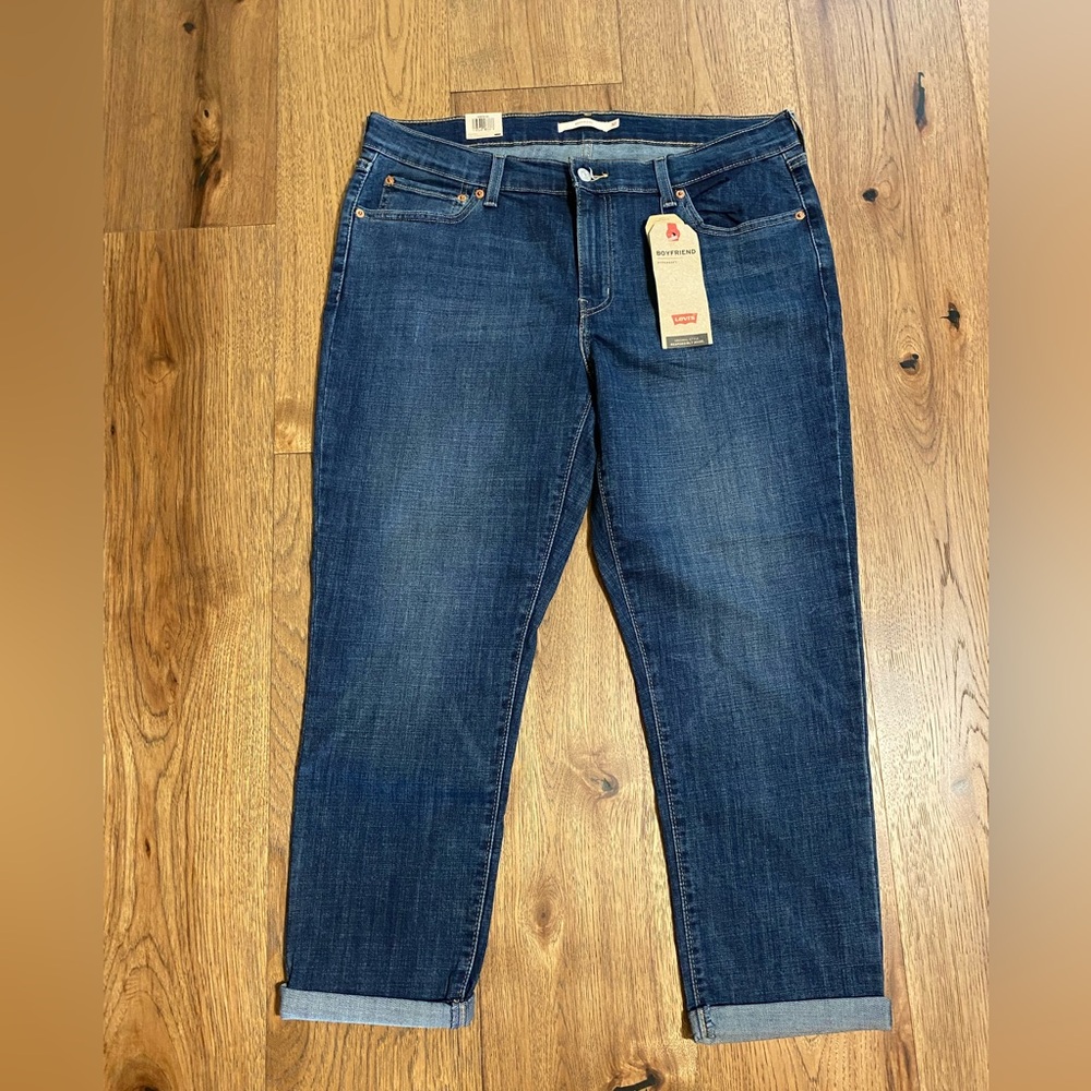 Levi’s Boyfriend Mid Rise Jeans
Relaxed Through Hip and Thigh 
Tapered Leg